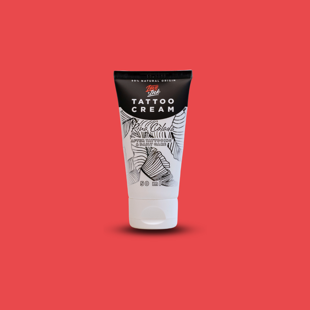 Czarno biała tubka Loveink Tattoo Cream na czerwonym tle 