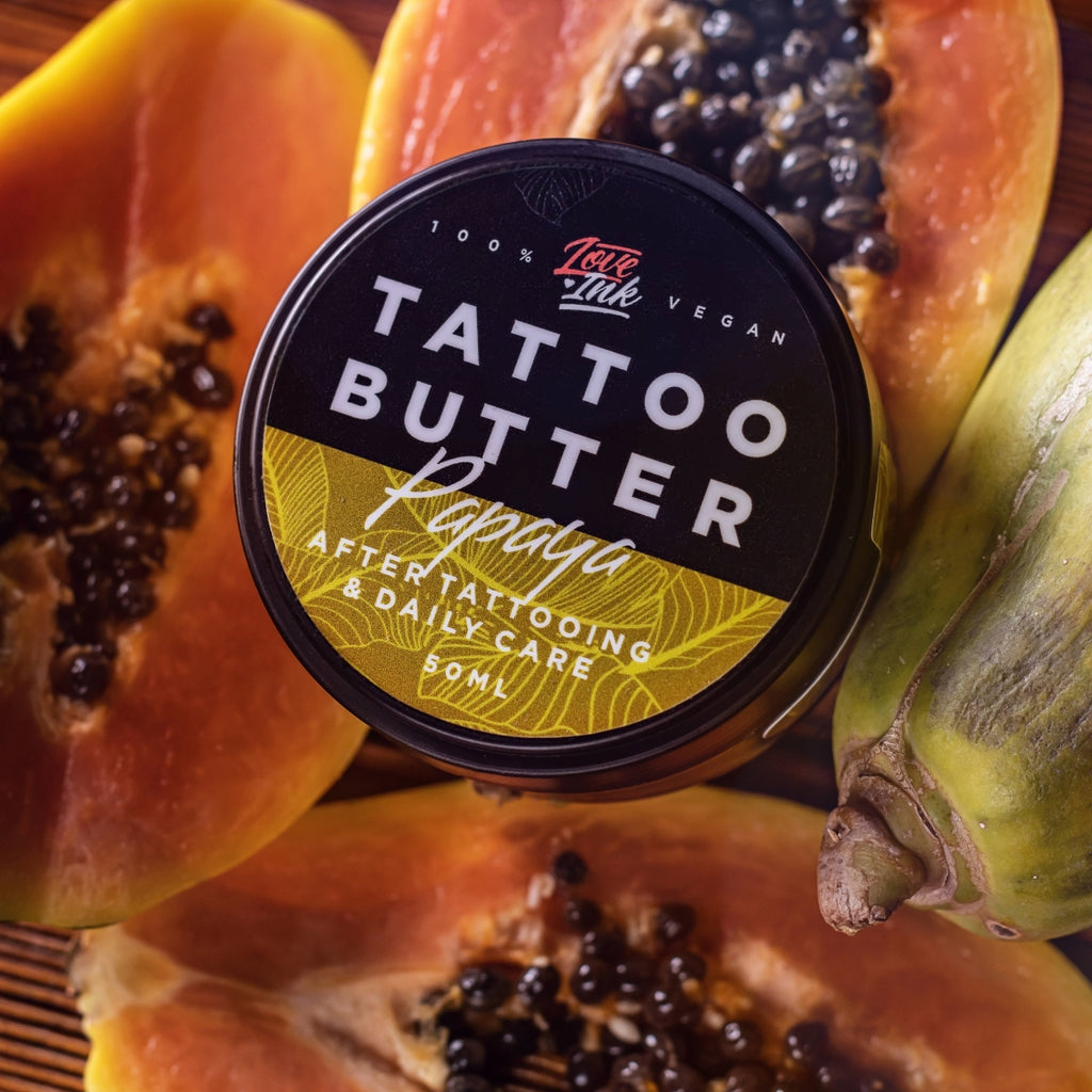 Małe masło do tatuażu Loveink Tattoo Butter Papaya wśród owoców papai