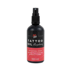 Na zdjęciu znajduje się butelka oleju do tatuaży o zapachu malinowym od marki Love Ink. Butelka jest czarna z różową etykietą i napisem "Tattoo Oil Raspberry". Etykieta informuje, że olej jest w 99% pochodzenia naturalnego i przeznaczony do pielęgnacji po tatuażu oraz do codziennego użytku. Pojemność butelki wynosi 100 ml. Design jest prosty i nowoczesny, podkreślający naturalny i wegański charakter produktu.